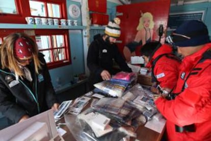 Tienda de recuerdos en la antigua base británica UK Antartic Heritage Trust, en puerto Lockroy, en la sla Wiencke (Península Antártica).