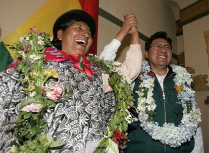 El candidato y opositor a la presidencia de Bolivia y ex alacalde de Potosí, René Joaquino, posa junto a una militante de su partido en el inicio de la campaña para las elecciones generales de diciembre