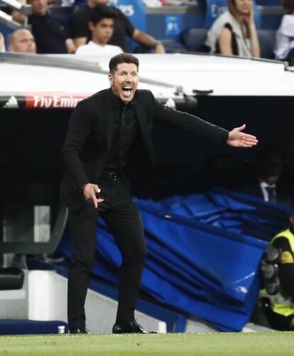 Diego Simeone, entrenador del Atlético de Madrid, da instrucciones a sus jugadores durante el partido.