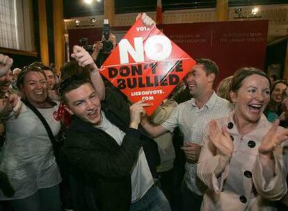 Partidarios del <i>no</i> celebran ayer en Dublín el rechazo al Tratado de Lisboa.