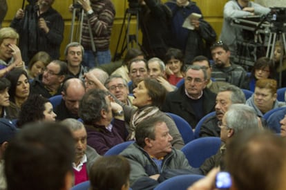 Vecinos de de Porriño discuten en el salón de plenos del Ayuntamiento durante la moción de censura de ayer.