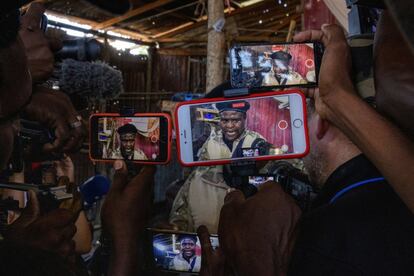 Un grupo de periodistas filman al exoficial de policía Jimmy "Barbecue" Cherizier, líder de la coalición G9, mientras realiza un recorrido mediático por la zona de chabolas de La Saline en Puerto Príncipe, Haití.