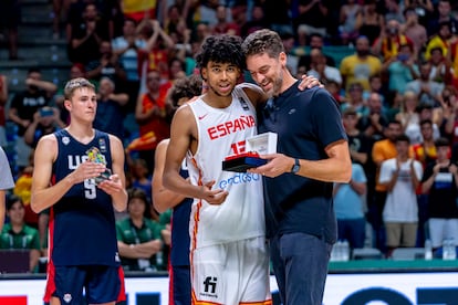 El jugador español Izan Almansa recibe el premio al MVP del Mundial U17 masculino de las manos de Pau Gasol el pasado 10 de julio.