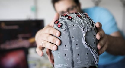 Un casco de registro de actividad eléctrica cerebral.