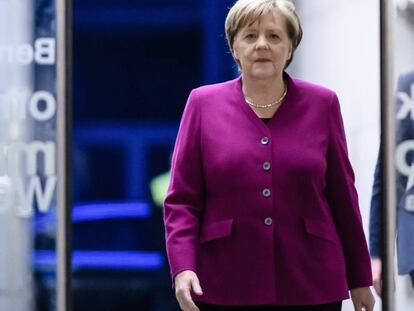 La canciller alemana, Angela Merkel, llega a la cadena ZDF.