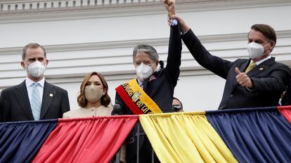 Guillermo Lasso, ao centro, toma posse no Equador ao lado do presidente Jair Bolsonaro, do rei Felipe VI, da Espanha, e da primeira-dama, Maria de Lourdes de Lasso.