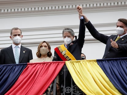 Guillermo Lasso, ao centro, toma posse no Equador ao lado do presidente Jair Bolsonaro, do rei Felipe VI, da Espanha, e da primeira-dama, Maria de Lourdes de Lasso.