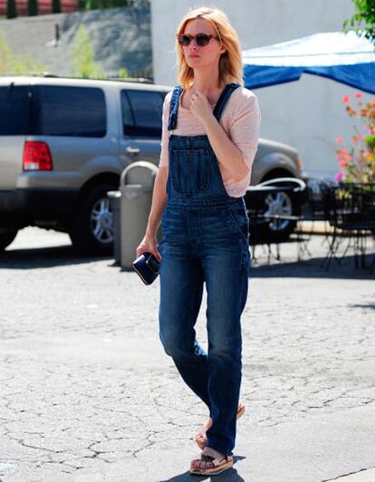 January Jones opta por una versión boot cut que combina con 'planaformas' de Zara.