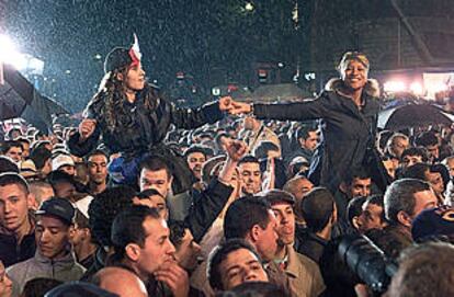 Partidarios de Chirac celebraban su victoria, el domingo por la noche, en la plaza de la República de París.