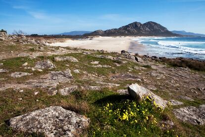 Playa de Area Maior, en Muros (A Coruña), con el monte Louro al fondo.