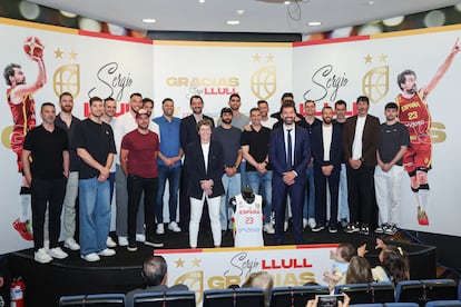 Sergio Llull junto a la presidenta de la Federación, Elisa Aguilar, y varios compañeros de diferentes etapas en la selección.