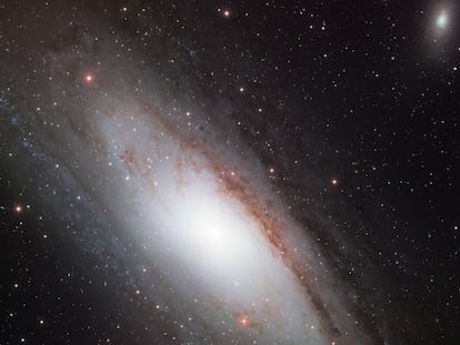 Imagen de 3 galaxias del grupo local. La galaxia de Andrómeda (en el centro), M32 (en la parte baja de la figura) y la galaxia M33 (en la esquina superior derecha). La galaxia de Andrómeda se acabará fusionando con la Vía Láctea para formar Lactómeda.
