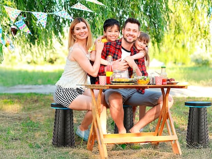 Este taburete de camping plegable es fácil de transportar.