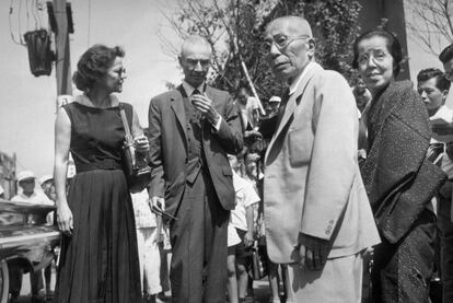 Robert Oppenheimer y su esposa, Katherine, se encuentran con ciudadanos japoneses durante su visita al país nipón en 1960.