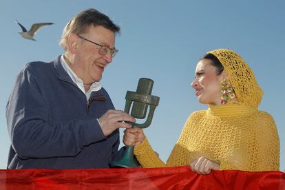 Blanca Paloma (d) posa junto al presidente de la Generalitat Valenciana, Ximo Puig (i), tras la final del Benidorm Fest.