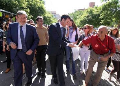 Piropos y rosquillas. Los candidatos socialistas Tomás Gómez (en el centro) y Jaime Lyssavetzky (a la izquierda) llegaron a las 10.30 repartiendo sonrisas. Durante el paseíllo comieron rosquillas y lanzaron piropos a las chulapas.