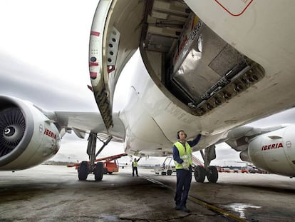 Un avi&oacute;n de Iberia, del grupo IAG. 