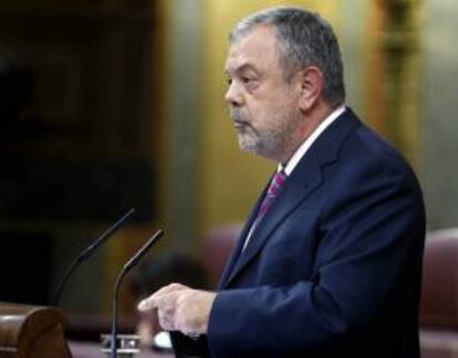 El diputado del PNV Pedro Azpiazu, durante su intervención en el debate de los Presupuestos Generales del Estado para 2013 que se celebra hoy en el Congreso de los Diputados. EFE/archivo