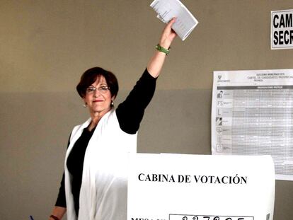 Susana Villarán, candidata a la alcaldía de Lima, deposita su voto el pasado domingo.