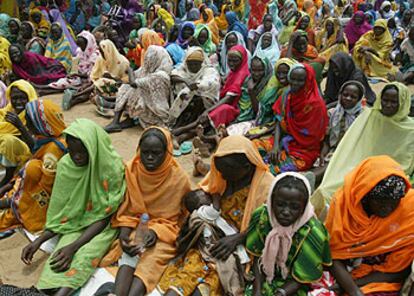 Mujeres desplazadas de la región sudanesa de Darfur (oeste), en un campo de refugiados en Kalma.