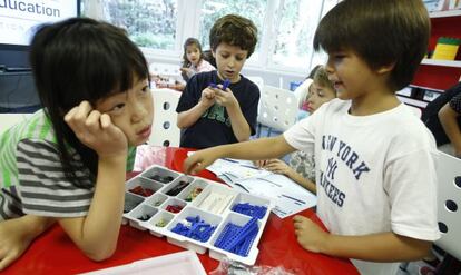 Alumnos de 8 a&ntilde;os del Liceo Europeo en el Aula Lego. 