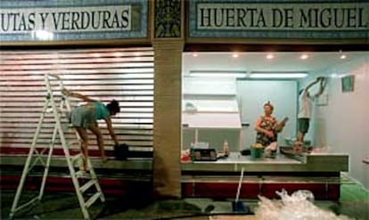 Los comerciantes trabajaban el pasado jueves para poner a punto sus puestos de venta.