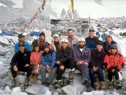 Varios de los alpinistas que intentaron llegar la cima en 1996. En la fila de abajo, Krakauer es el tercero por la izquierda.