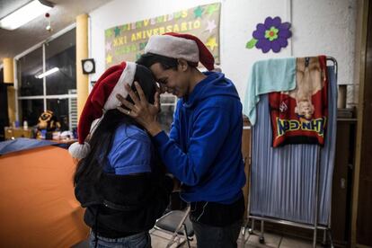 Darwin, migrante hondureño se besa con su novia, la guatemalteca Tatiana, durante la Nochebuena en el albergue refugio.