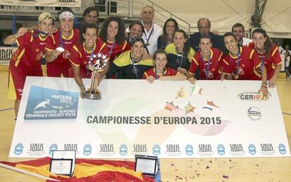 Las chicas del hockey patines celebran su quinto t&iacute;tulo europeo. 