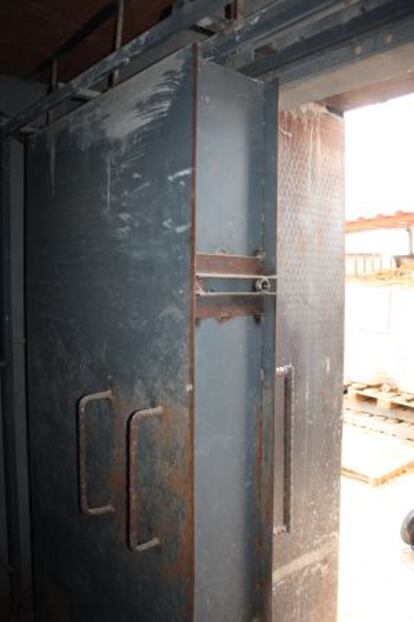 Portón blindado del bunker que tenía Arriero en una finca en Perales del Río, en Getafe.