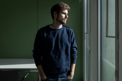 Carlos Pérez, usuario de justicia restaurativa, en una sala de la Ciudad de la Justicia de Barcelona