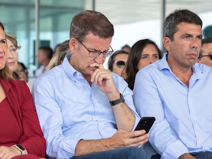 El presidente del PP, Alberto Núñez Feijóo, clausura un acto sectorial sobre sanidad del Partido Popular, en Valencia, este martes.