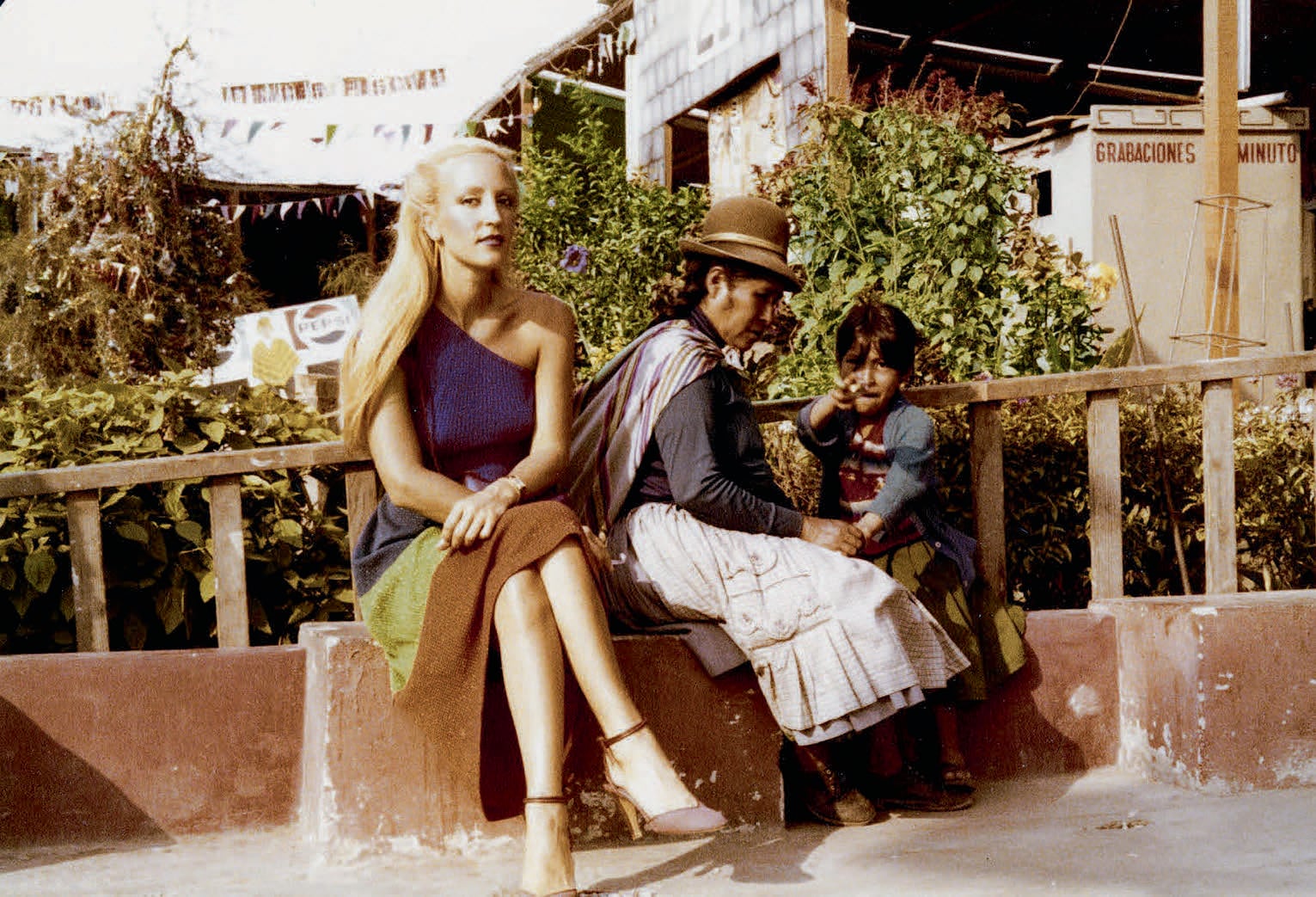 Carmen Lomana, memorias de una ‘socialité’: “Ser pijo es fantástico” 4 Carmen Lomana en un mercadillo de Perú.