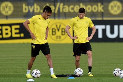 Aubameyang y Lewandowski durante la sesión de entrenamiento previa al partido de vuelta de los cuartos de final de la Champions League.