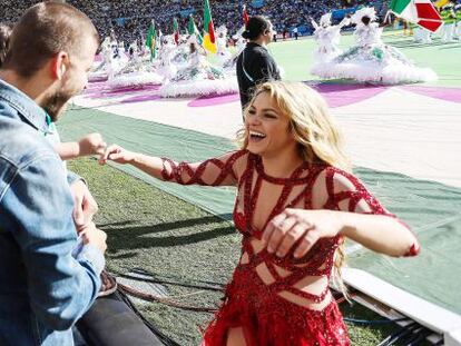 Shakira corre a saludar a Piqu&eacute;, quien sostiene a su hijo Milan, tras su actuaci&oacute;n en la clausura del Mundial de Brasil.