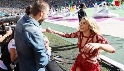 Shakira corre a saludar a Piqué, quien sostiene a su hijo Milan, tras su actuación en la clausura del Mundial de Brasil.