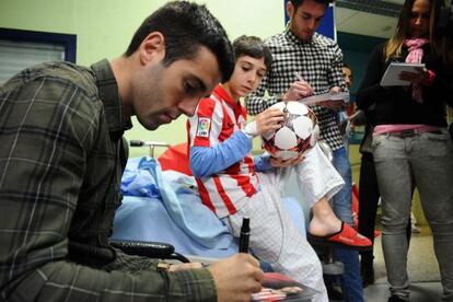 Susaeta firma un autógrafo a niños ingresados en el hospital de Basurto.