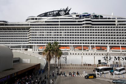 Cruceristas dirigiéndose a la Terminal A del puerto de Barcelona para embarcar en el buque MSC Europa.

Foto: Gianluca Battista