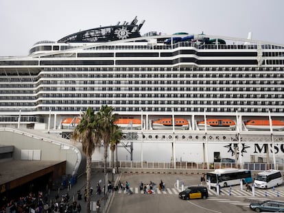 Cruceristas dirigiéndose a la Terminal A del puerto de Barcelona para embarcar en el buque MSC Europa.

Foto: Gianluca Battista