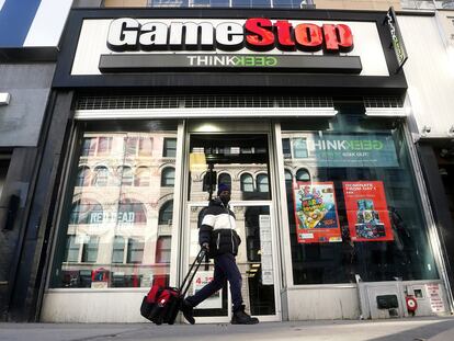 Un hombre camina junto a una tienda de GameStop en Nueva York, el viernes.