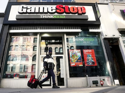 Um homem passa diante de uma loja da GameStop em Nova York, na sexta-feira.