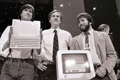 De izquierda a derecha, Steve Jobs, John Sculley y Steve Wozniak, cofundador de Apple, en la presentación del Apple IIc, el primer gran éxito de la compañía, en 1984.