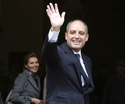 El expresidente de la Generalitat, Francisco Camps, saluda al público a la llegada al TSJ.
