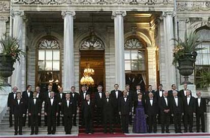 Los jefes de Estado y de Gobierno de la OTAN posan a su llegada al palacio Dolmabahce de Estambul.