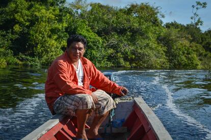 El guía turístico Norman Valdés, indígena uchupiamona, durante un recorrido en la Pampa de Yacuma, cerca de Rurrenabaque.