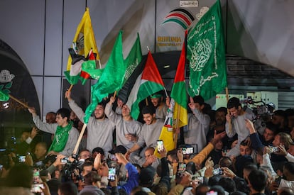 Un grupo de prisionero palestinos celebran su liberación en Baytunia, en la Cisjordania ocupada, este viernes.