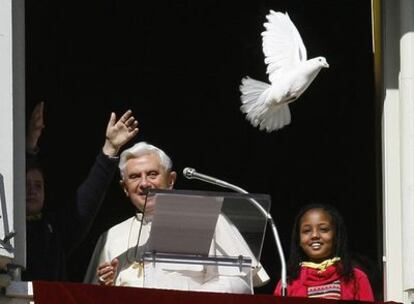 El Papa durante el Ángelus de ayer.