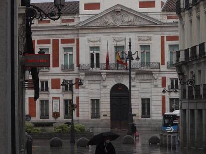 Vista de la madrileña Puerta del Sol desde la calle Preciados.