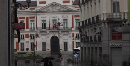 Vista de la madrileña Puerta del Sol desde la calle Preciados.