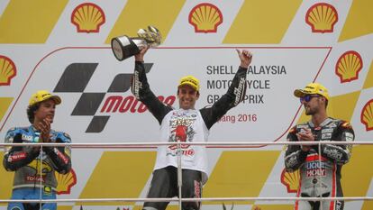 Zarco celebra la victoria y el t&iacute;tulo de Moto2 en Sepang.